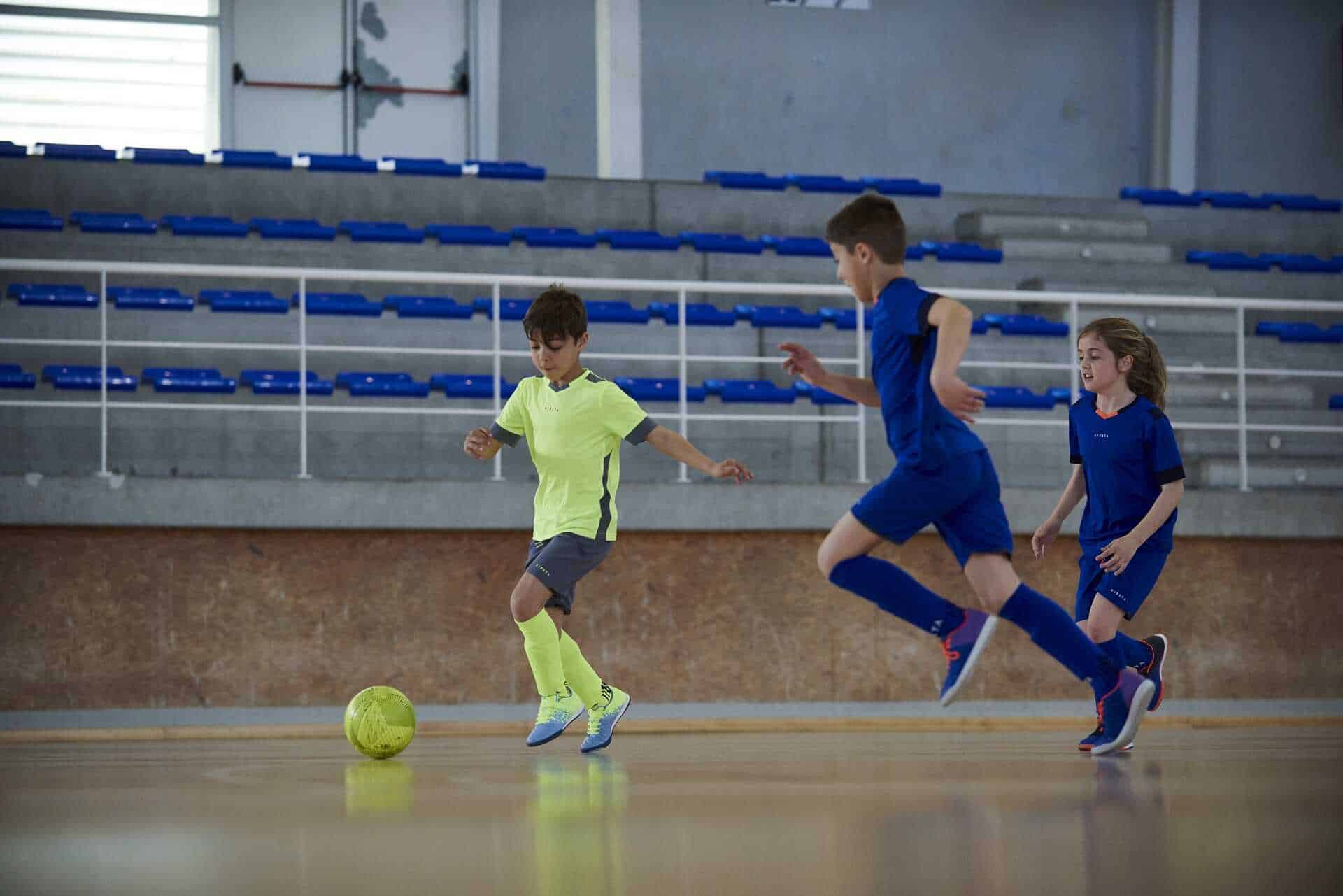 Piłka nożna dla dziecka – jakie korzyści przynoszą treningi piłki dla dzieci?