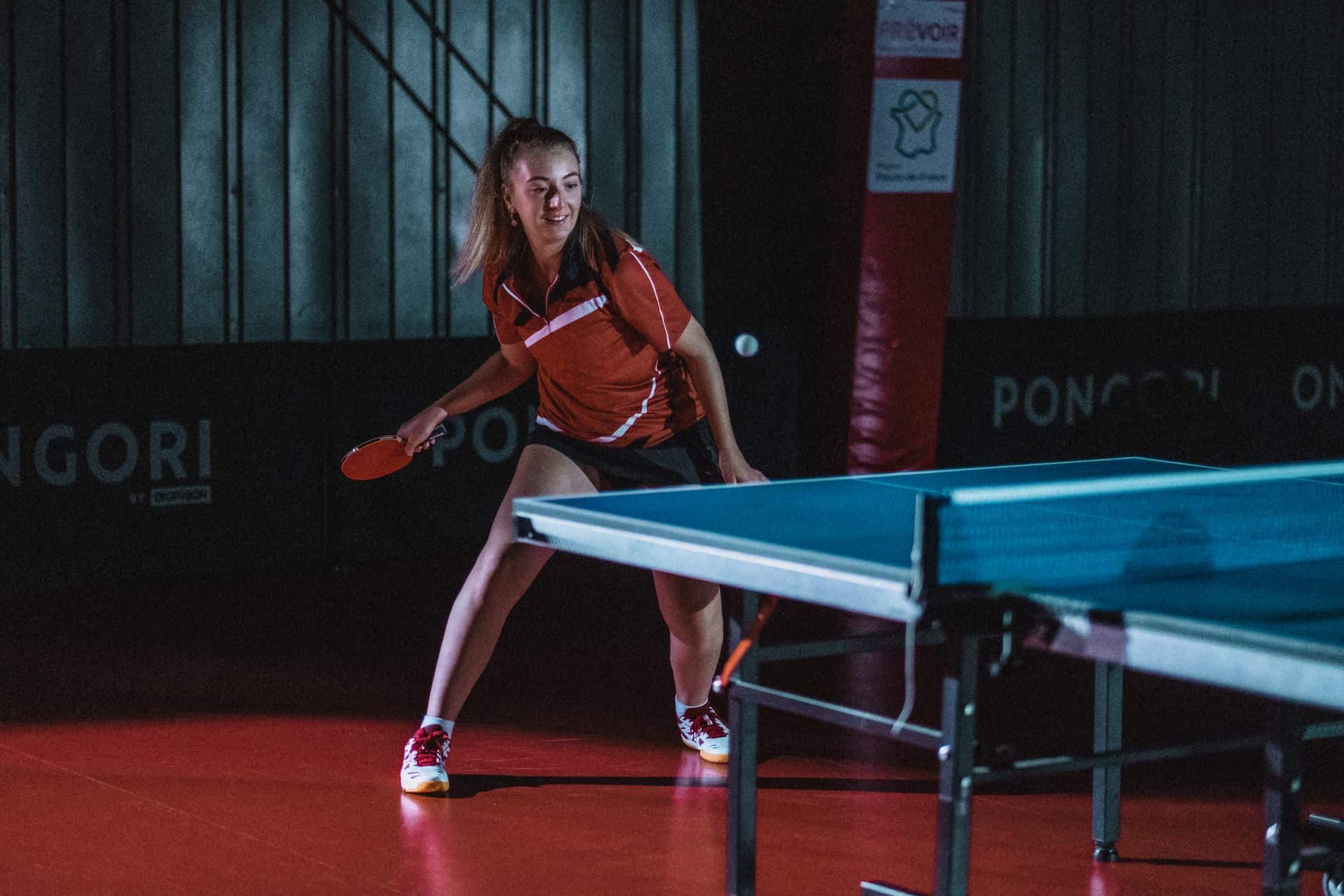 Strój do tenisa stołowego – jaką odzież wybrać na trening ping-ponga?