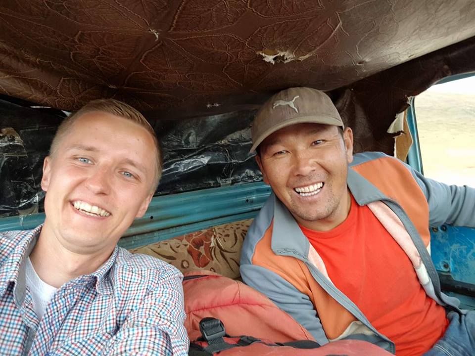 Fot 2. Radzimir Burzyński | Uczesanie autostopowicza na “grzecznego chłopca” zdaje egzamin i w Kirgistanie. Na zdjęciu z sympatycznym kierowcą Kamaza