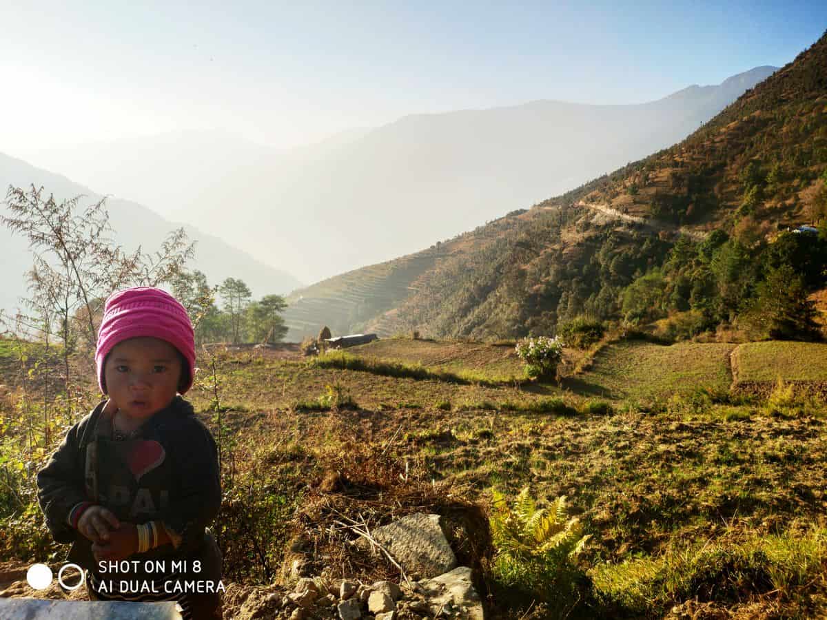 Fot 1. Radzimir Burzyński | Początki mojego trekkingu. Wioska Sete i napotkane maleństwo z bluzą o wymownym nadruku "I love Nepal”