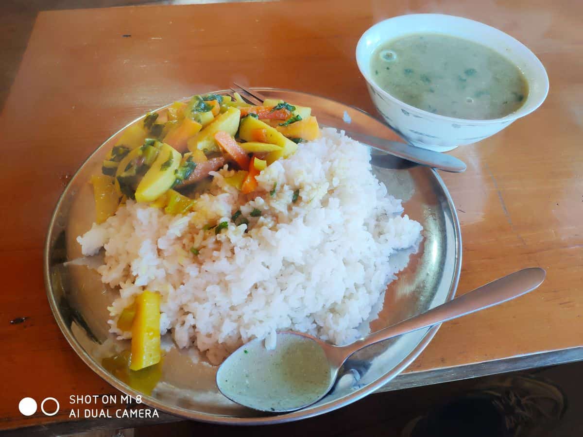 Fot 3. Radzimir Burzyński | Dal Bhaat, czyli narodowa potrawa Neplaczyków – ryż, warzywa i gęsty sos z soczewicy
