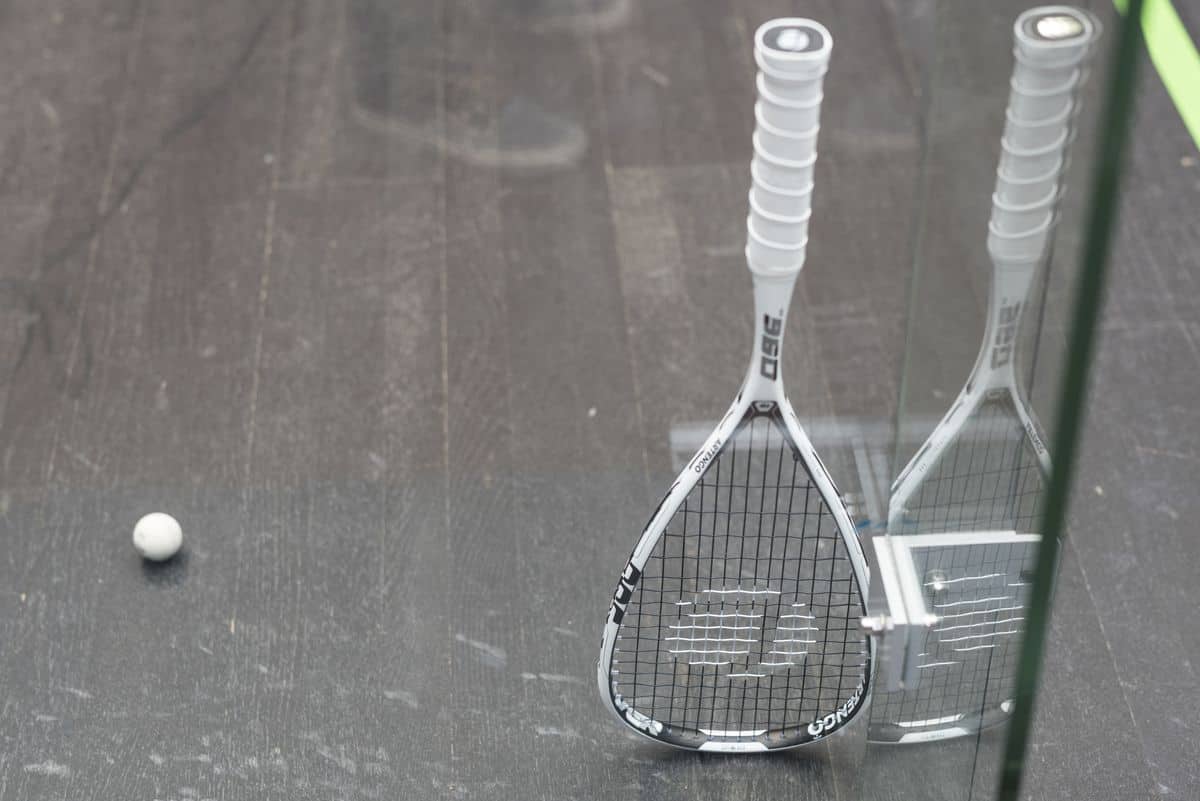 Rakiety do squasha powinny być wytrzymałe i wygodne.