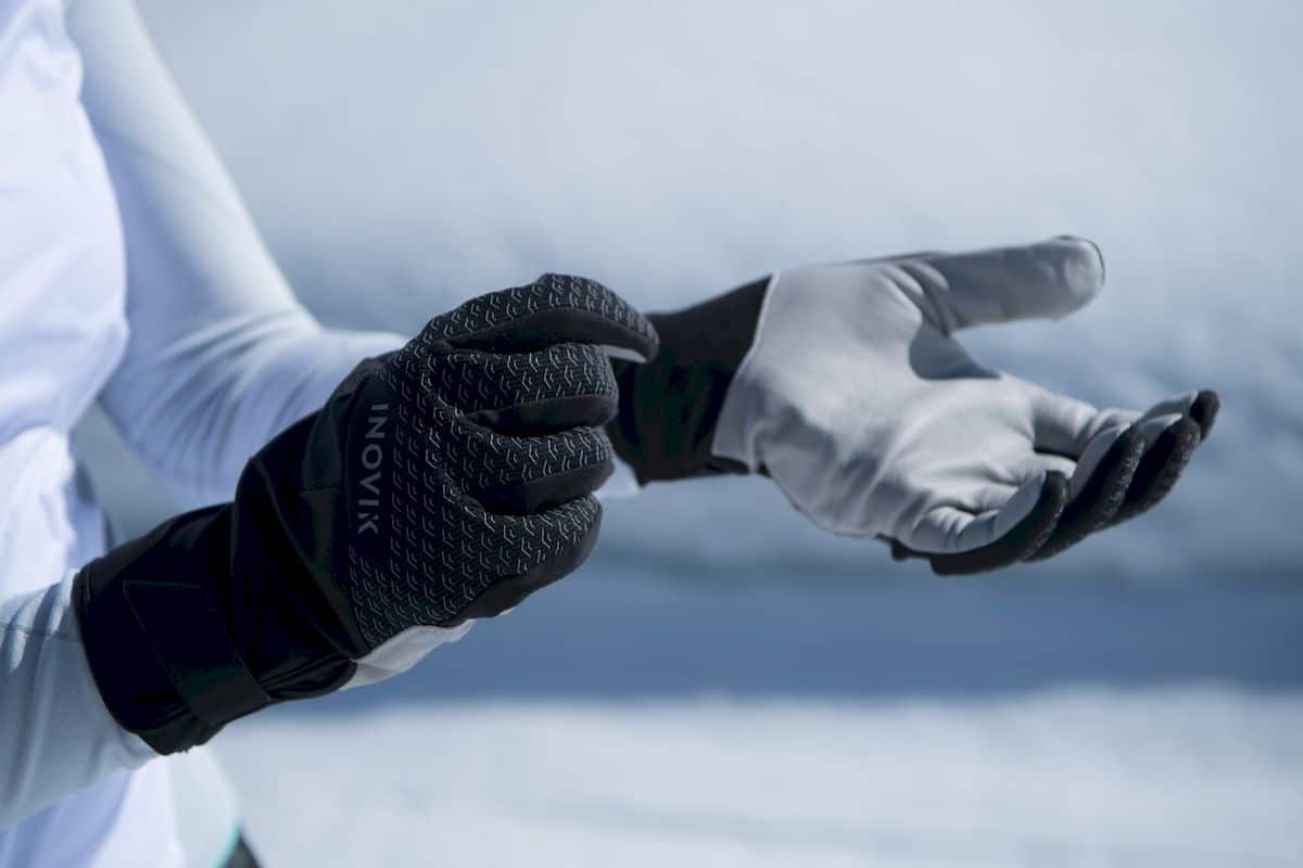 kobieta zakładająca rękawiczki narciarskie