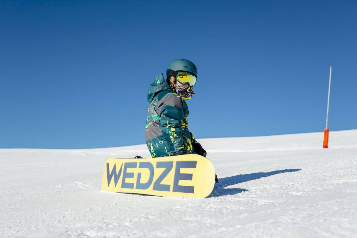 snowboardzista z deską wedze na stoku