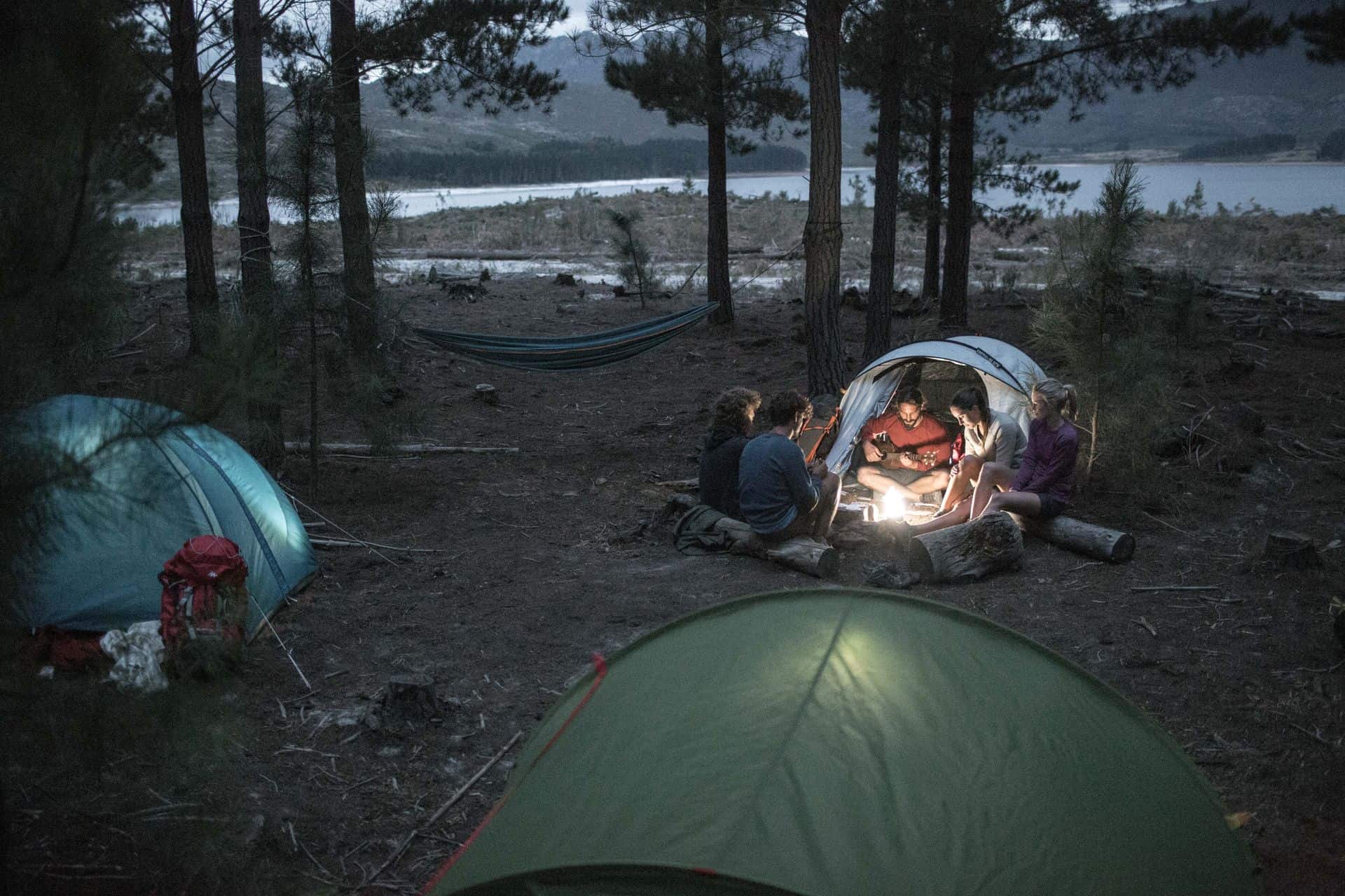 Najlepsze miejscówki pod namiot nad jeziorem