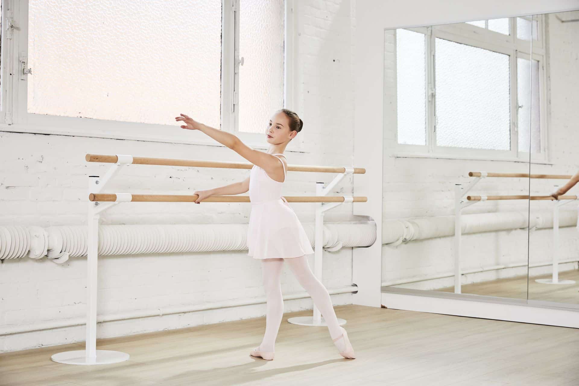 Ćwiczenia baletowe dla dzieci - jak ćwiczyć przy drążku baletowym?