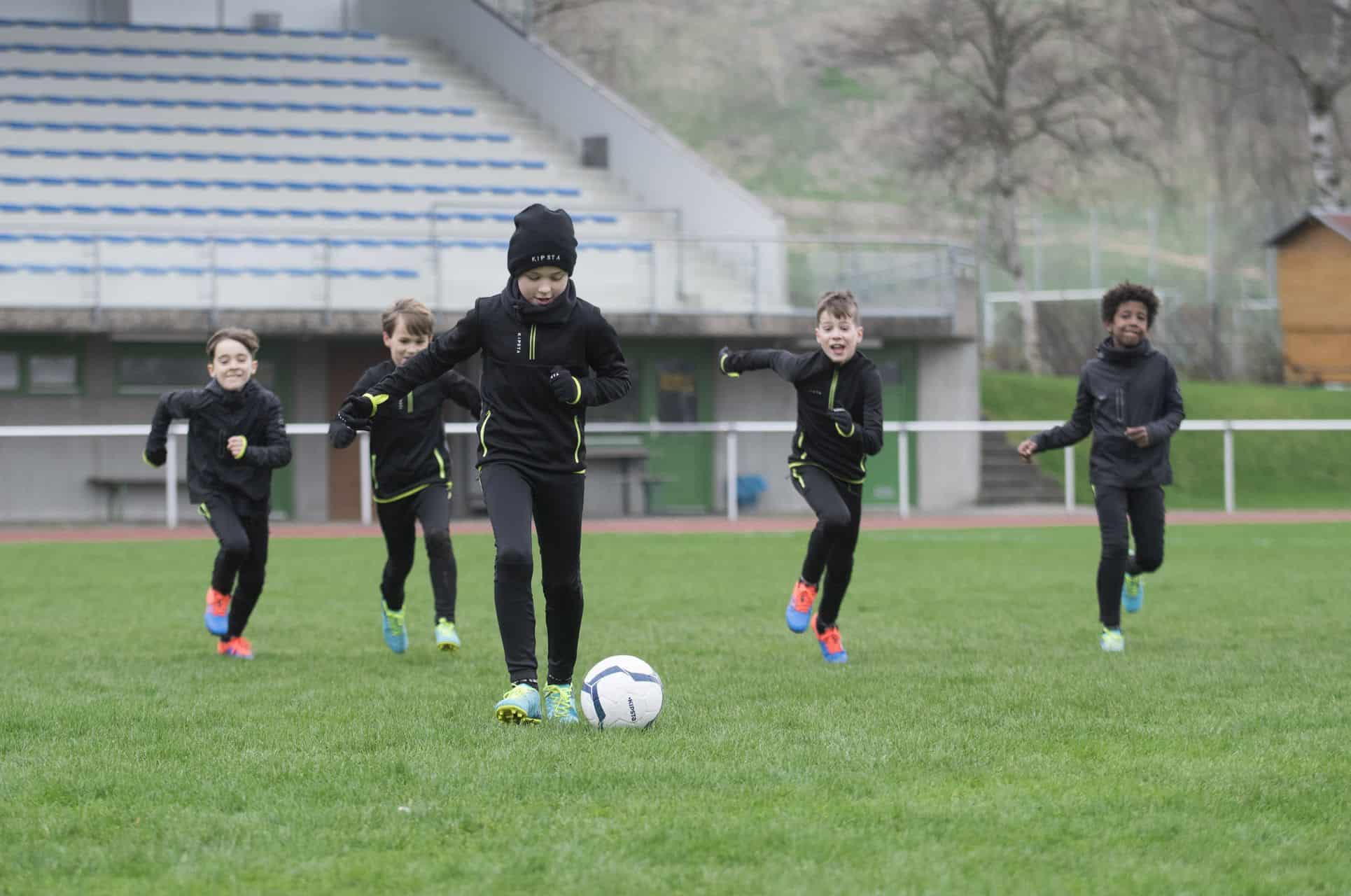 Piłka nożna zimą. Jak przygotować dziecko na trening piłkarski w zimę?