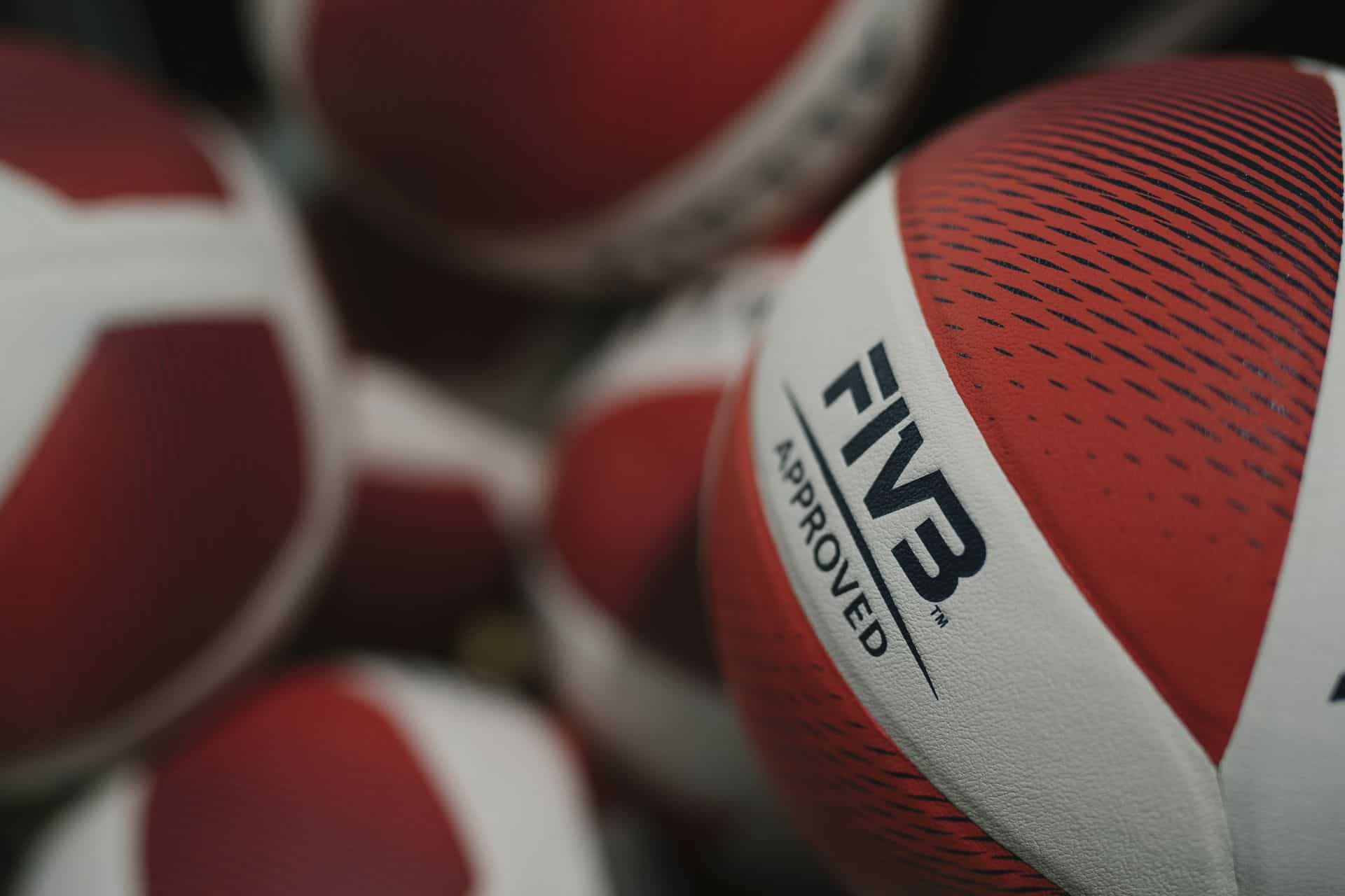 Jaką piłkę do siatkówki halowej wybrać? Jakie są normy wyznaczone przez FIVB?