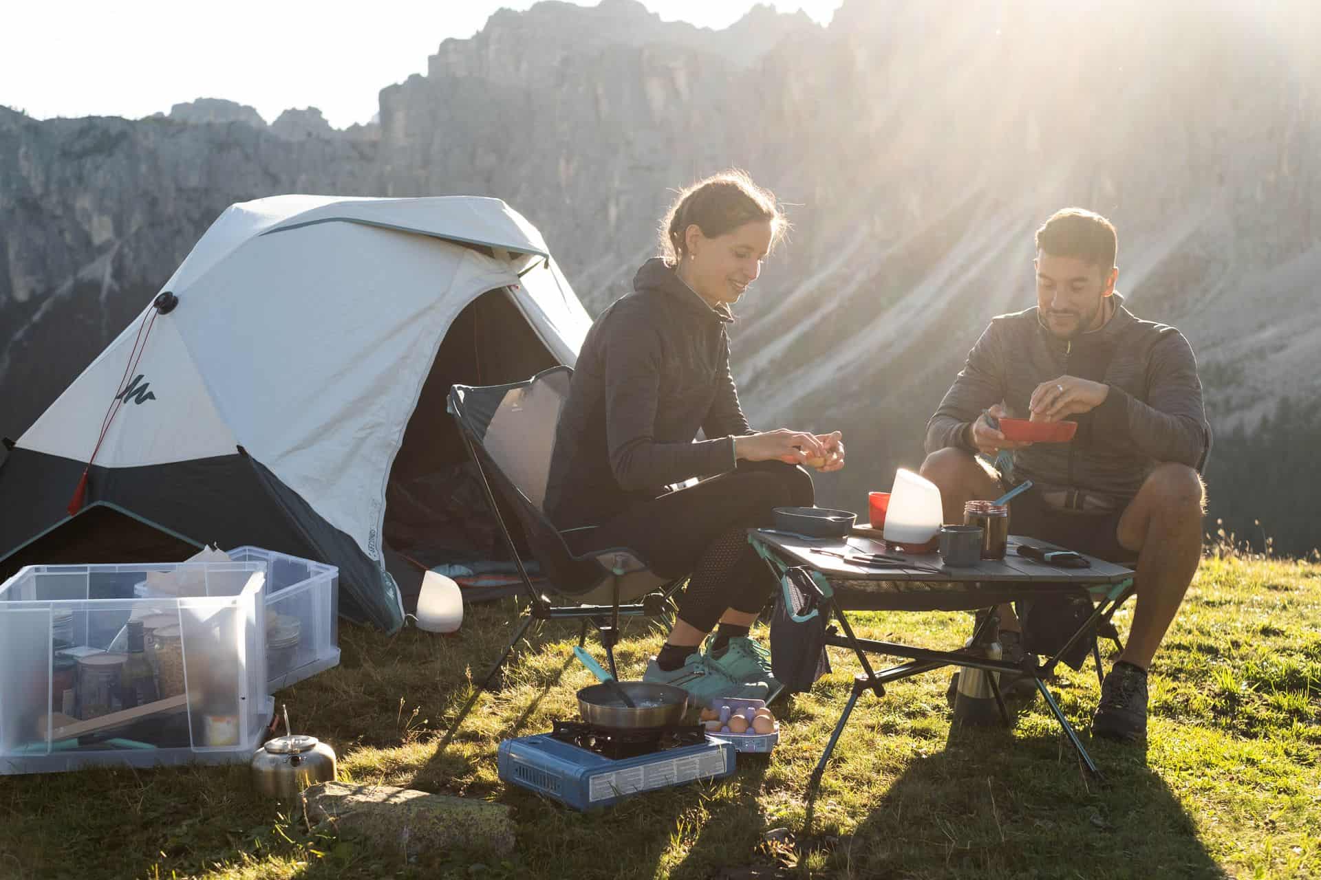 Jedzenie pod namiot - co zabrać ze sobą do jedzenia pod namiot?