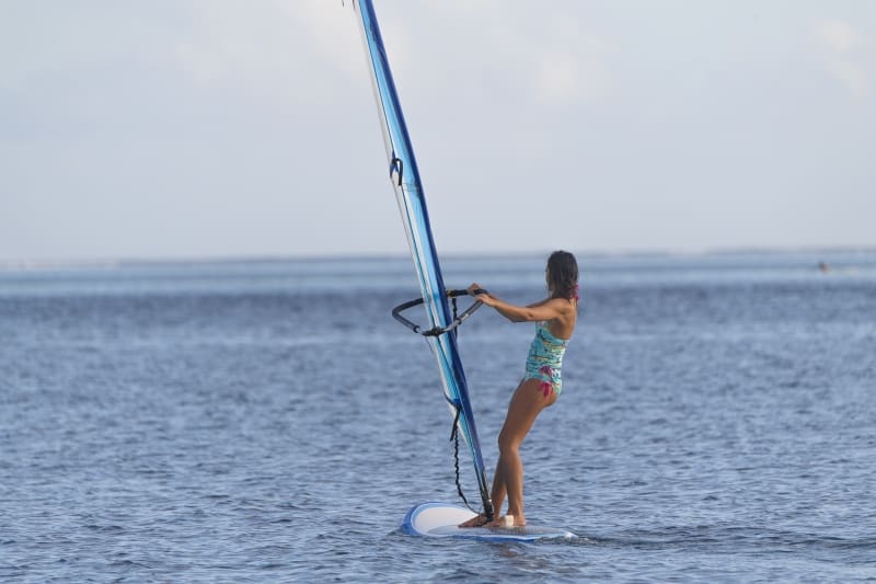 kobieta na desce windsurfingowej