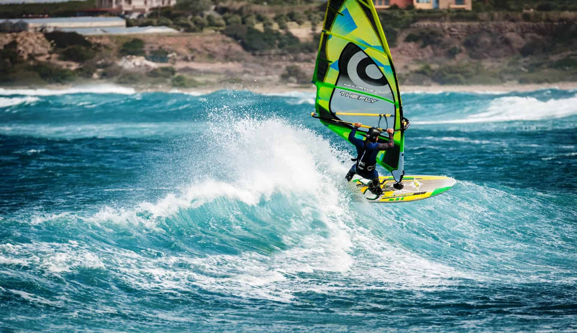 Na czym polega taklowanie i trymowanie żagla – windsurfing