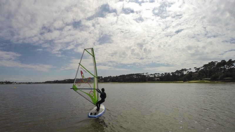 windsurfing nad jeziorem