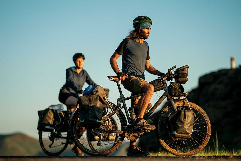 dwóch mężczyzn na rowerze trekkingowym