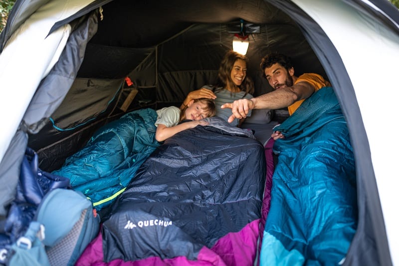 rodzina śpi w namiocie quechua