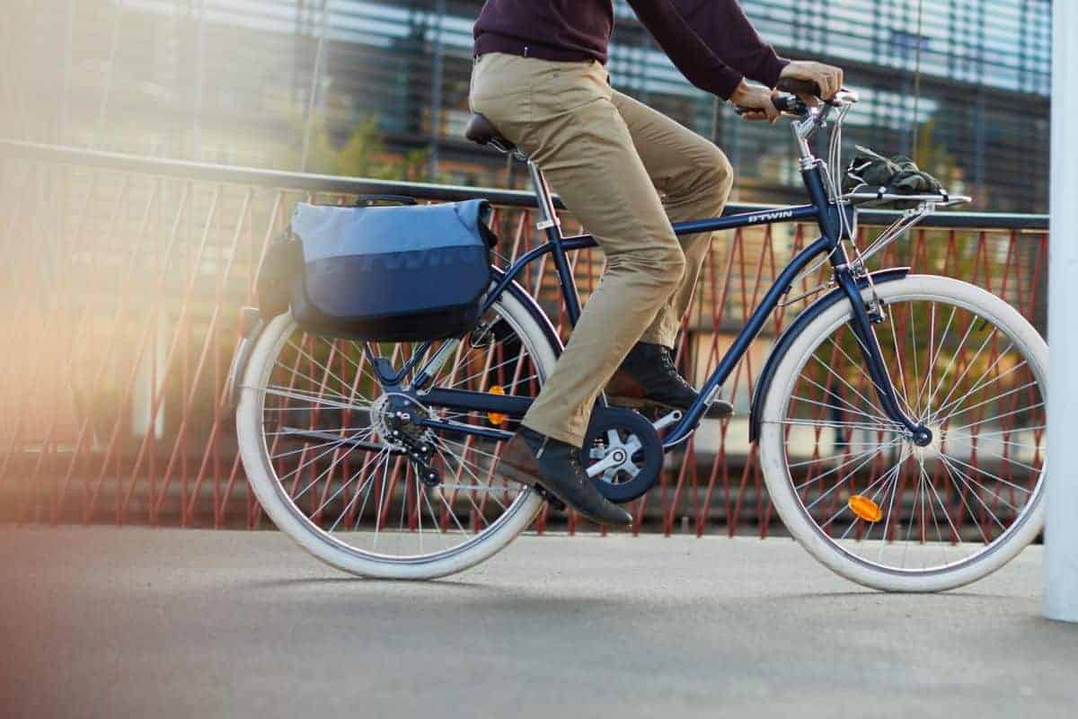 mężczyzna jedzie na rowerze miejskim