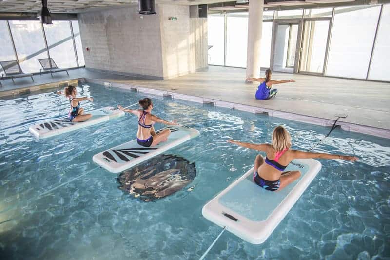 kobiety podczas ćwiczeń aqua fitness