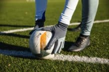 bramkarz trzymający piłkę