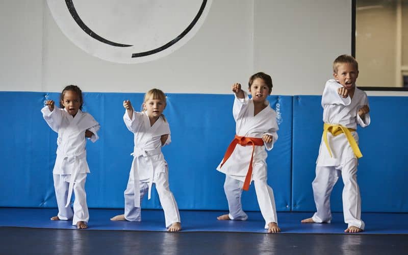 dzieci trenujące karate