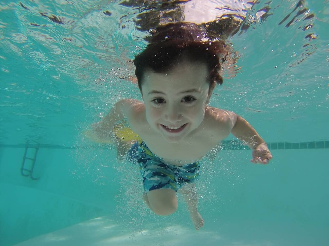Dziecka podczas pływania na basenie