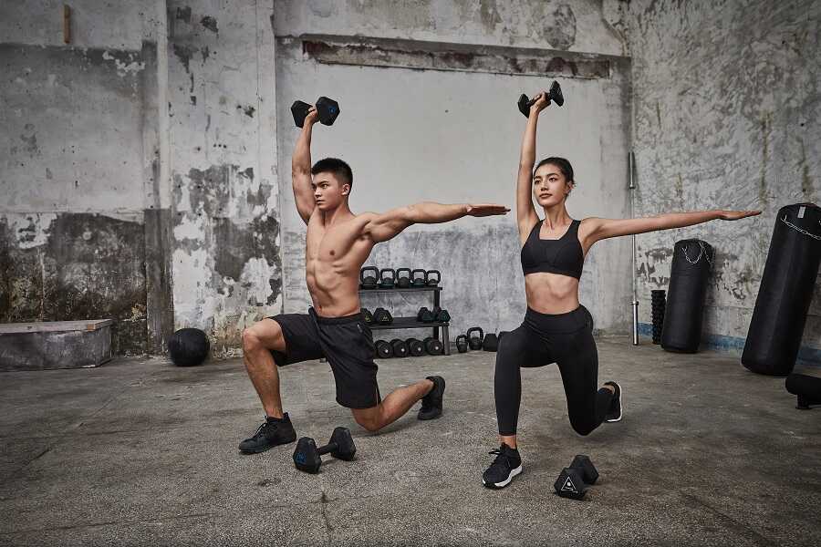 kobieta i mężczyzna ćwiczą biceps