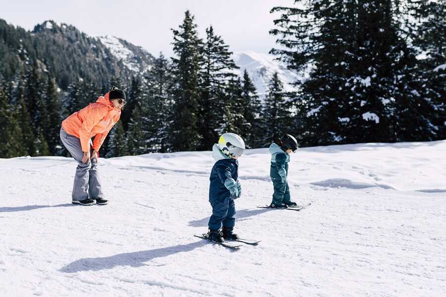 maluchy uczą się jazdy na nartach