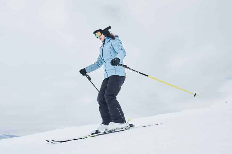 dziewczynka zjeżdża na nartach ubrania w strój narciarski