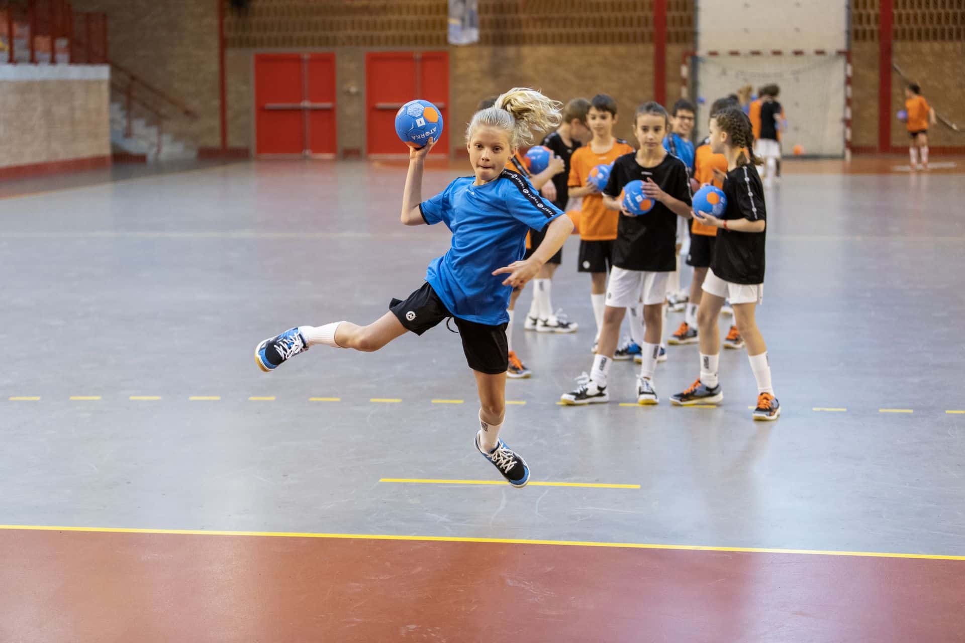 W jakim wieku dziecko może rozpocząć naukę gry w piłkę ręczną?