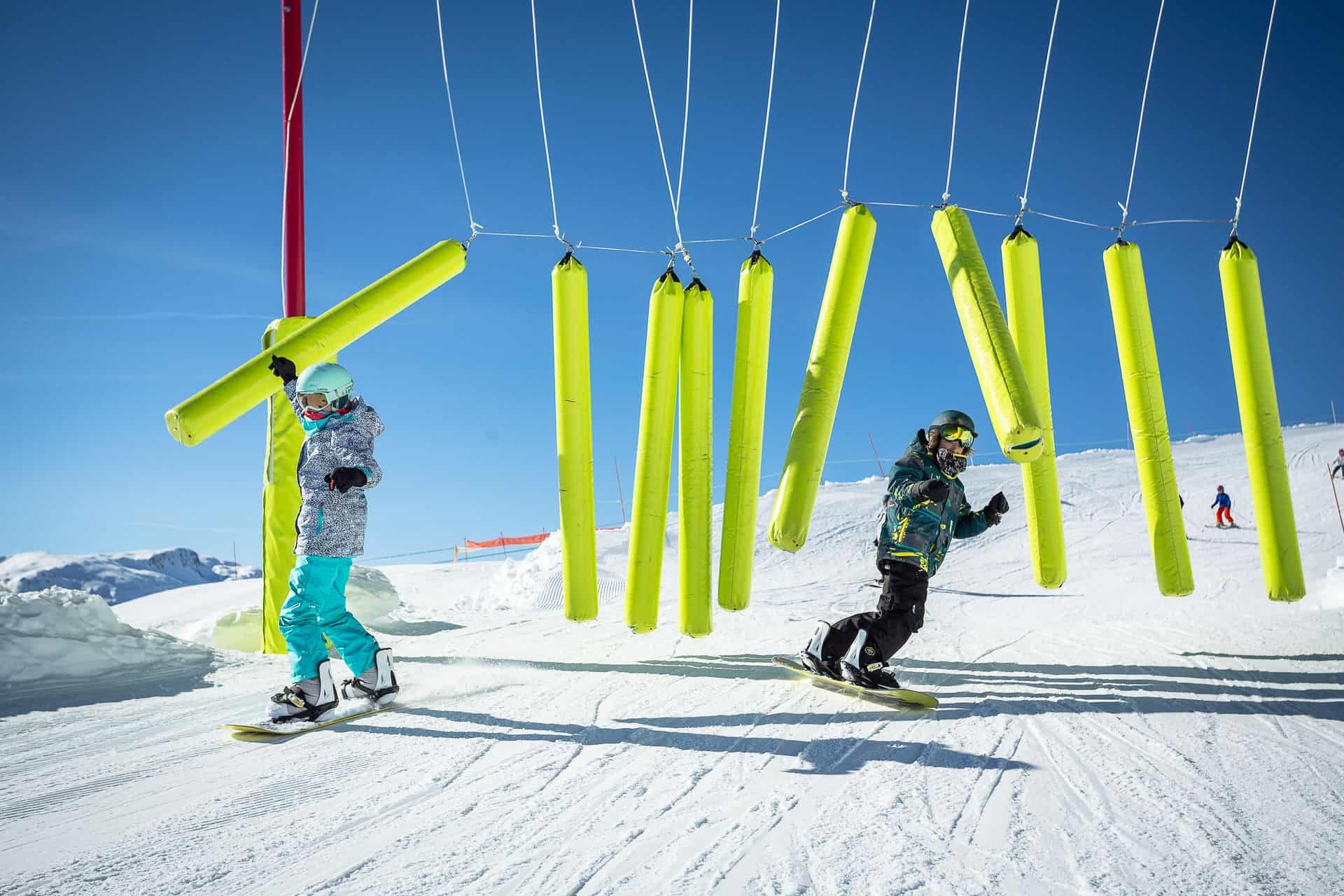 Jak wybrać deskę snowboardową dla dziecka? Praktyczne porady przed nauką jazdy na snowboardzie