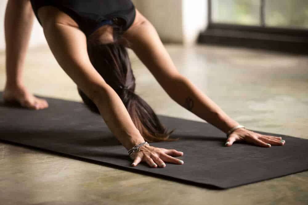kobieta ćwiczy jogę na macie