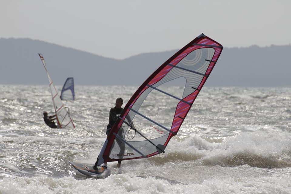 Podstawy windsurfingu nie będą trudne do opanowania, jeśli się do tego odpowiednio przyłożymy.