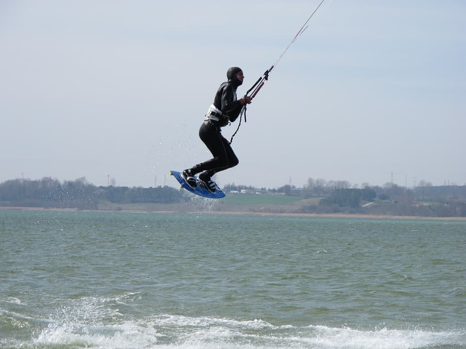 Obozy windsurfingowe w Chałupach na Helu mają w swojej ofercie także coś dla miłośników kitesurfingu.