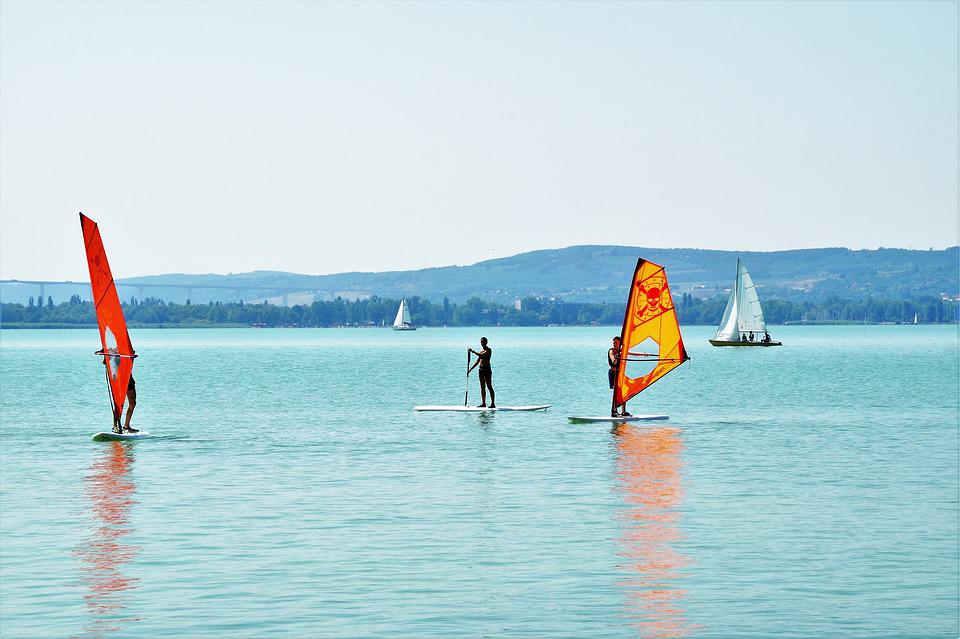 Windsurfing – promocje w szkołach windsurfingu często są bardzo korzystne i warto ich poszukać.