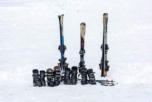 buty narciarskie i narty na śniegu