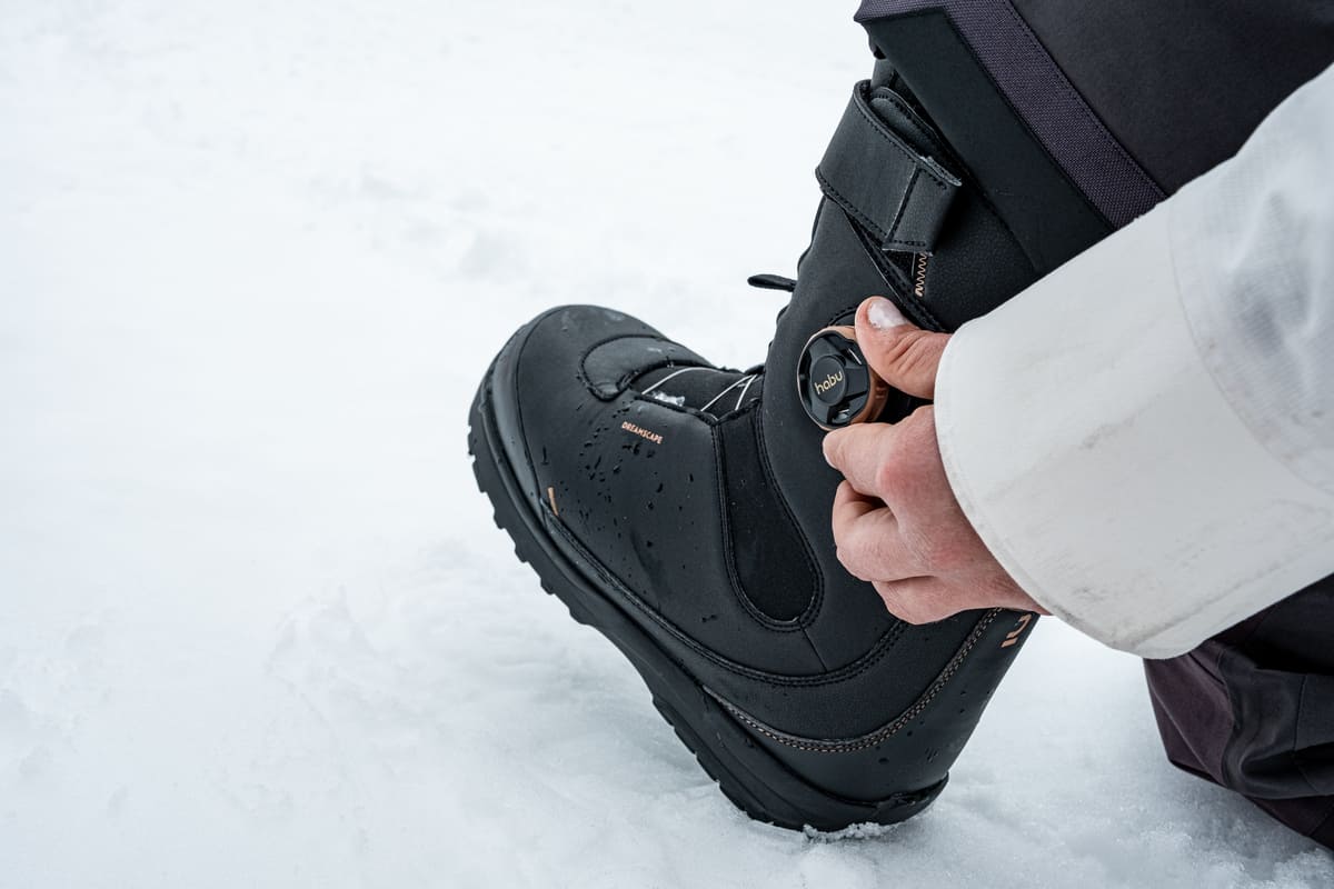 buty snowboardowe na śniegu