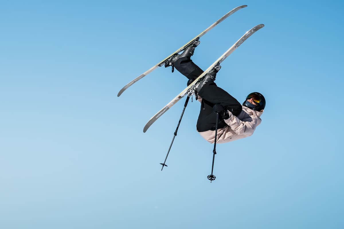 skaczący narciarz