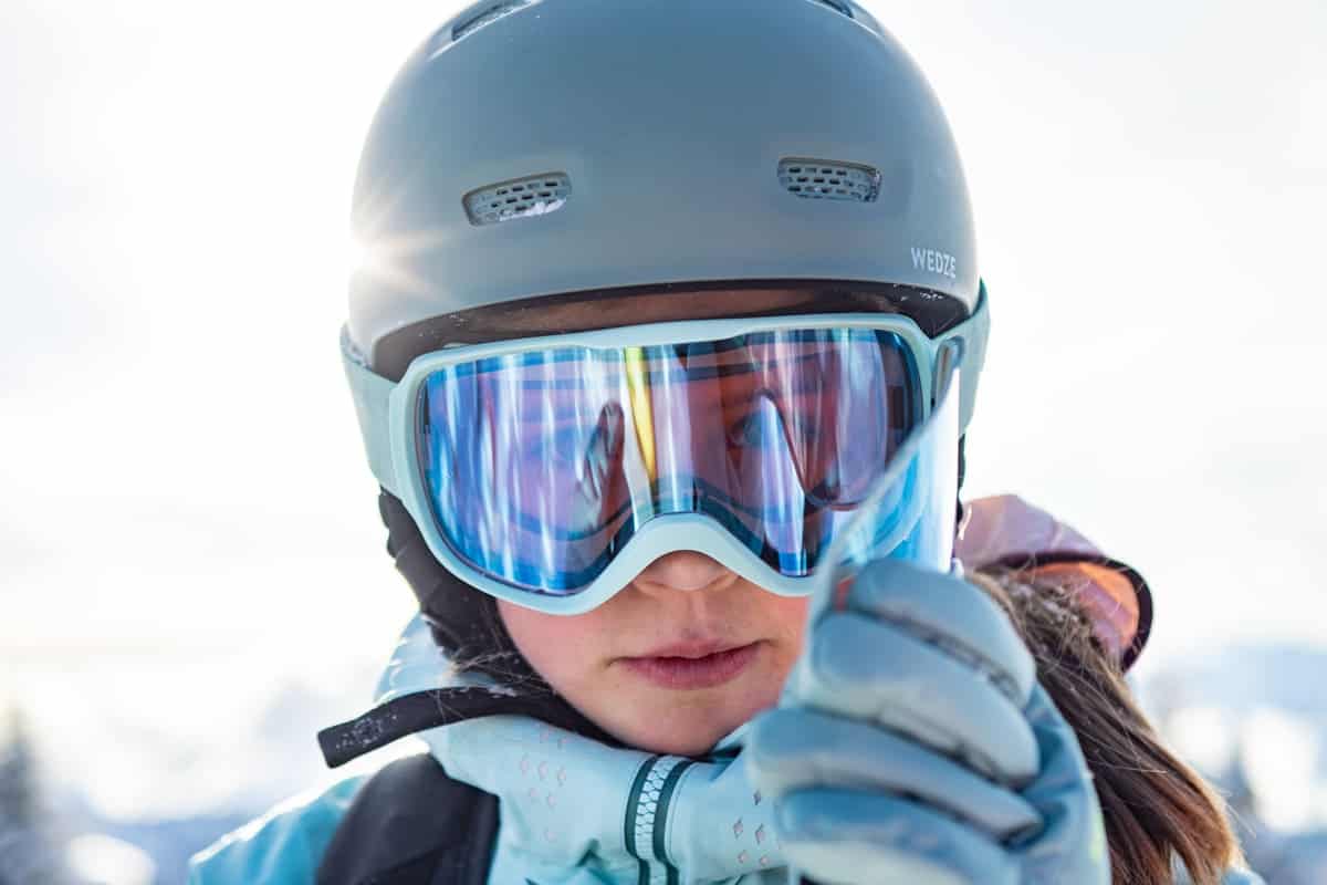dziecko w goglach narciarskich