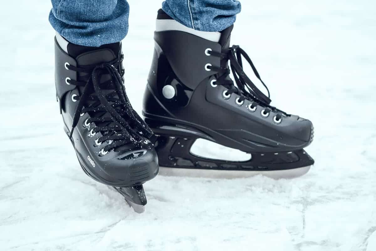 czarne łyżwy hokejowe oxelo na lodowisku