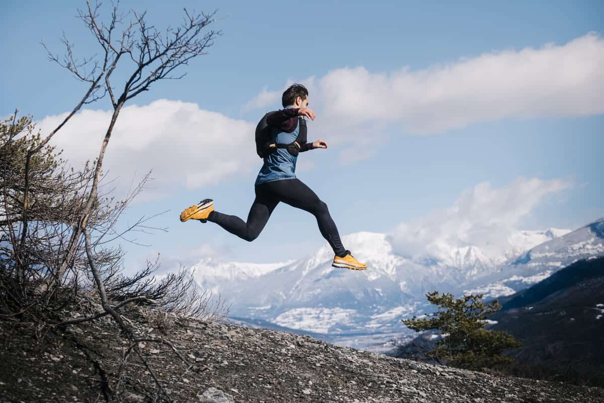 mężczyzna biegający po górach