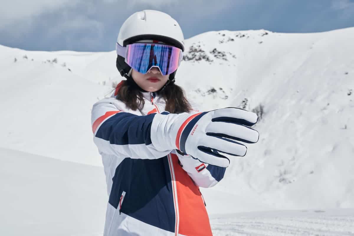 kobieta w rękawiczkach narciarskich