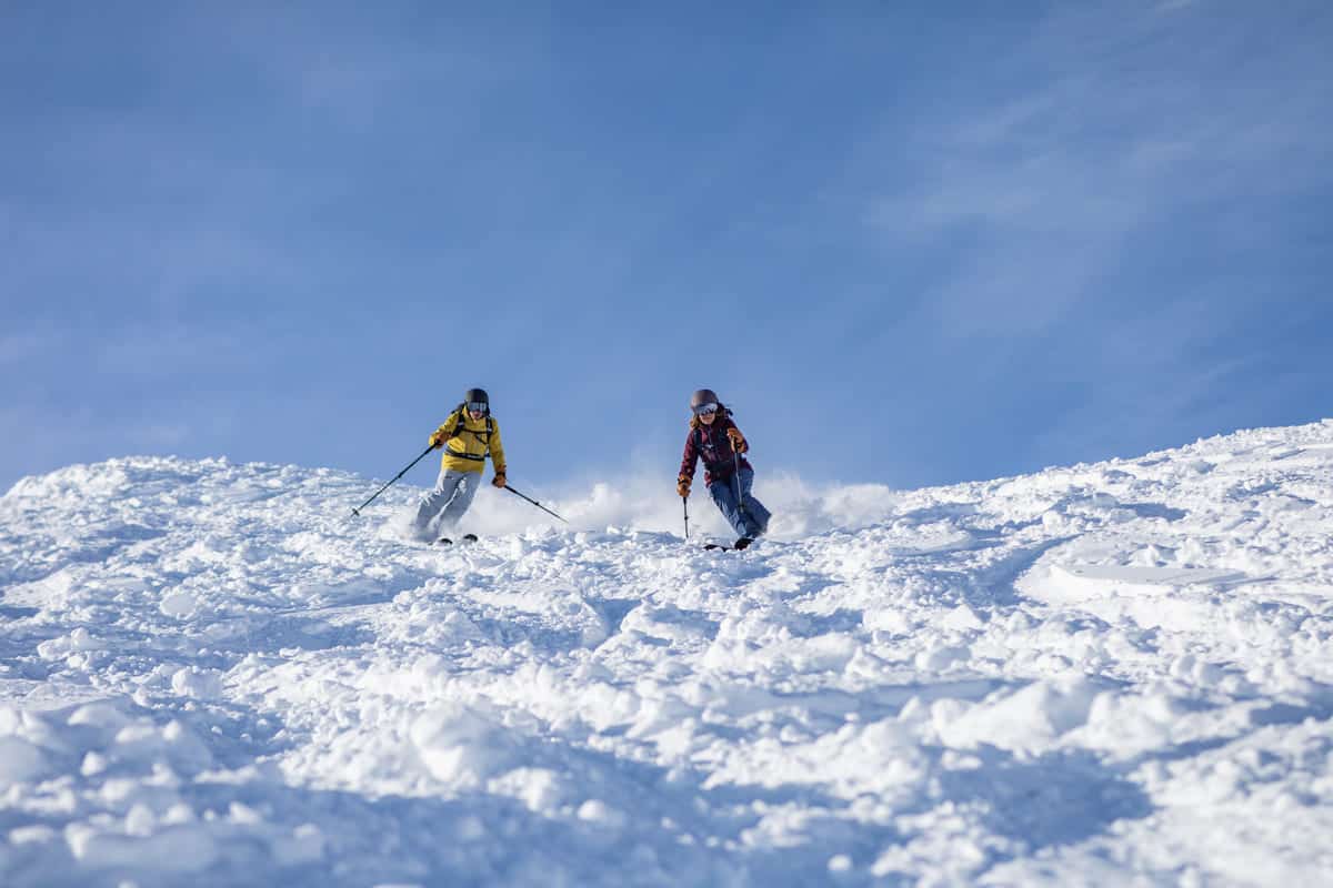 narciarze zjeżdzający ze stoku