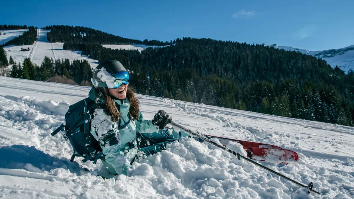 kobieta upadająca na nartach
