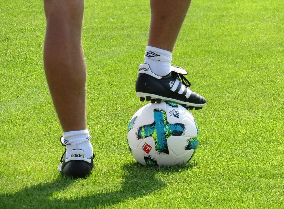 Jak wiązać buty piłkarskie? Techniki wiązania obuwia sportowego