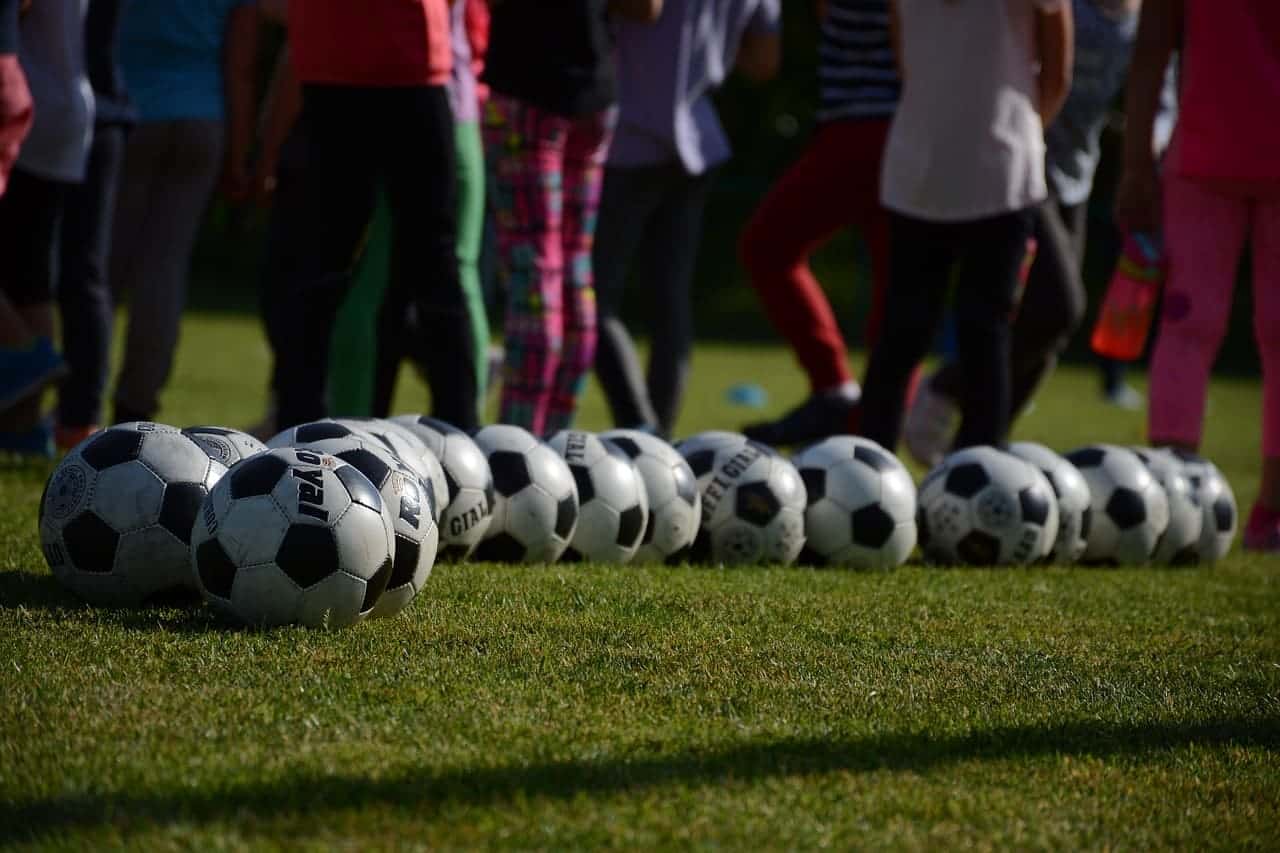 Dlaczego piłka nożna jest najpopularniejszym sportem na świecie i w Polsce?
