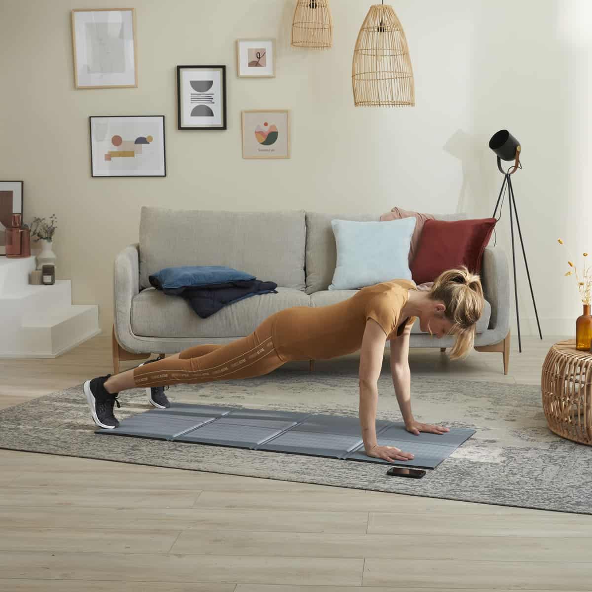 kobieta ćwicząca plank