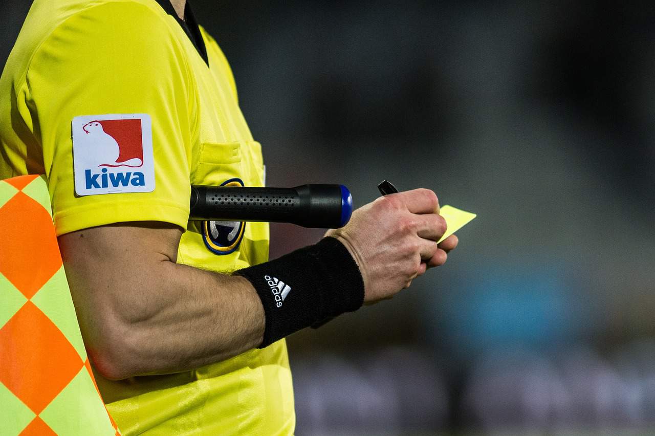 Co oznacza żółta i czerwona kartka w piłce nożnej?