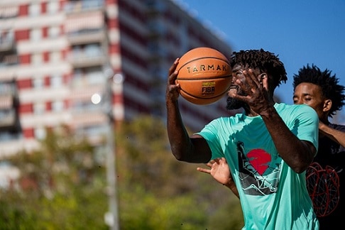 mężczyzna trzymający piłkę do koszykówki