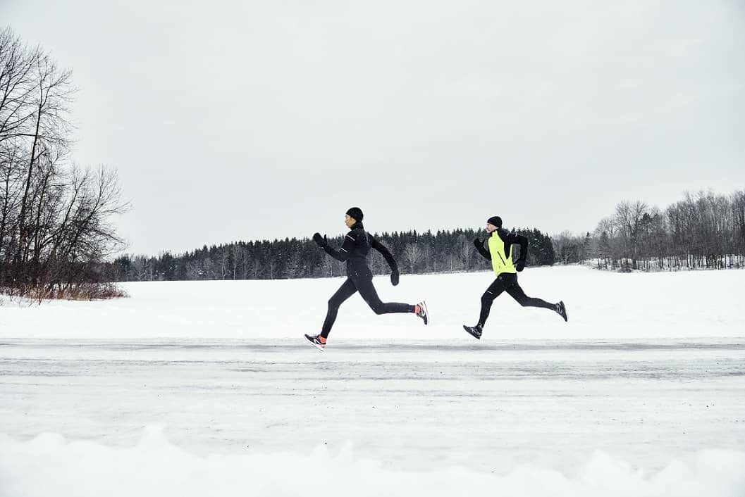 Bieganie w zimie - korzyści i zagrożenia zimowego treningu. Jaki strój do biegania zimą wybrać?