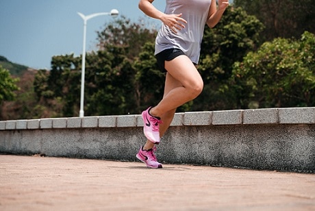 kobieta biegnąca w butach do biegania