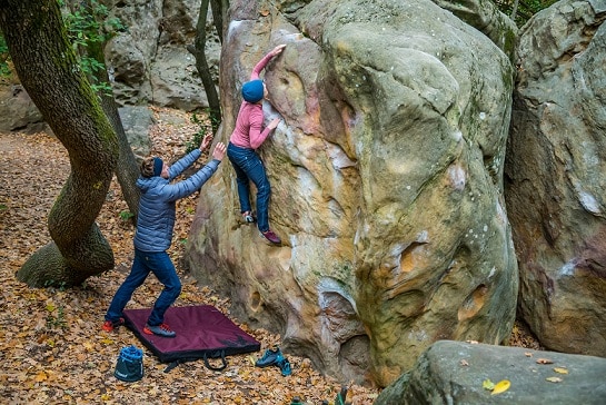 Jak zacząć trenować bouldering? Co to za rodzaj wspinaczki?