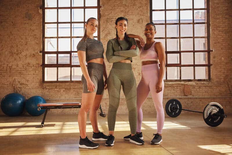kobiety stojące w odzieży i butach fitness
